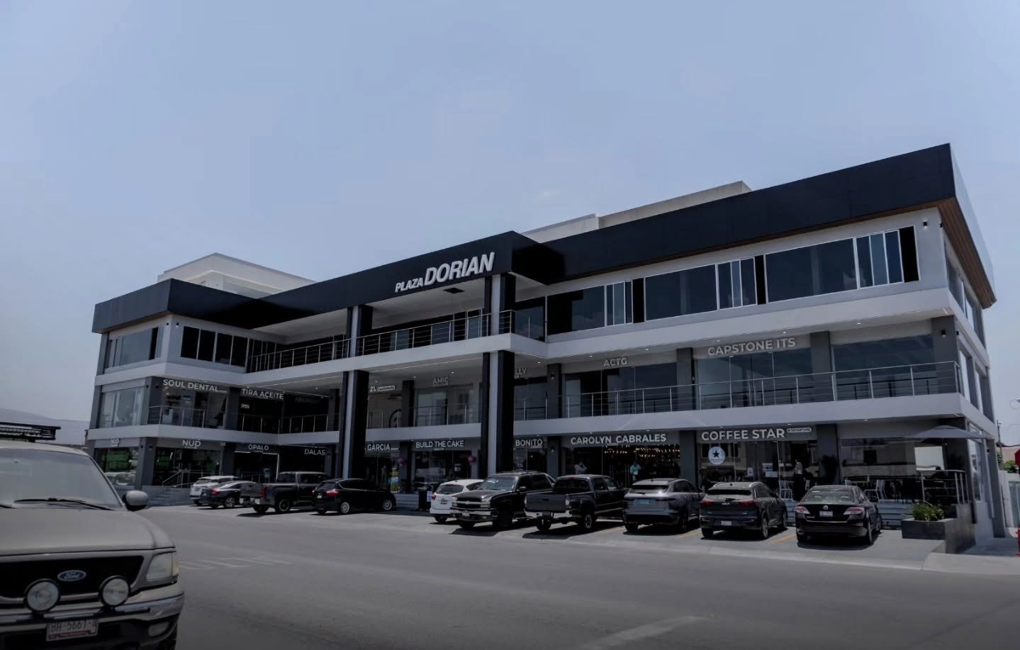 Plaza Dorian terminada, complejo comercial en Ensenada